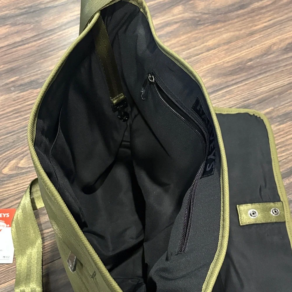NWT- Harveys Forest Green Men’s Messenger Bag - Picture 9 of 11
